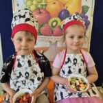 Przedszkolaki ze swoją sałatką