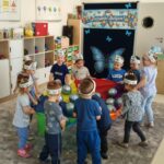 Tęcza emocji z balonami zabawa z chustą