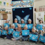 Zdjęcie grupowe Mrówek z pracą plastyczną