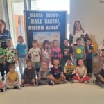 Zdjęcie grupowe z prowadzącą warsztaty