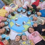 dzieci-leza-wokol-ziemi