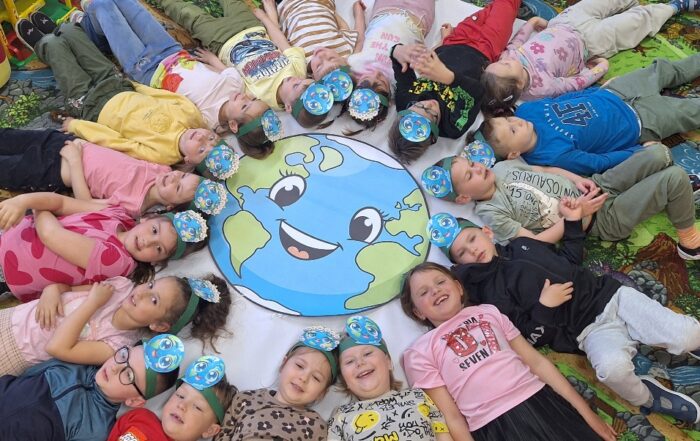 dzieci-leza-wokol-ziemi