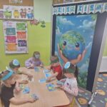 dzieci-ukladaja-puzzle