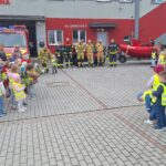 dzieci słuchają strażaków
