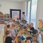 Dzieci podczas warsztatów florystycznych