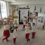 Dzieci podczas zabawy Bociani Klekot