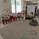 Dzieci podczas zabawy Bociani Lot do gniazd