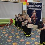 Dzieci-pokazuja-kartki-z-podziekowaniami