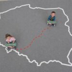 Dzieci siedzą na wyklejonej wielkiej Polsce