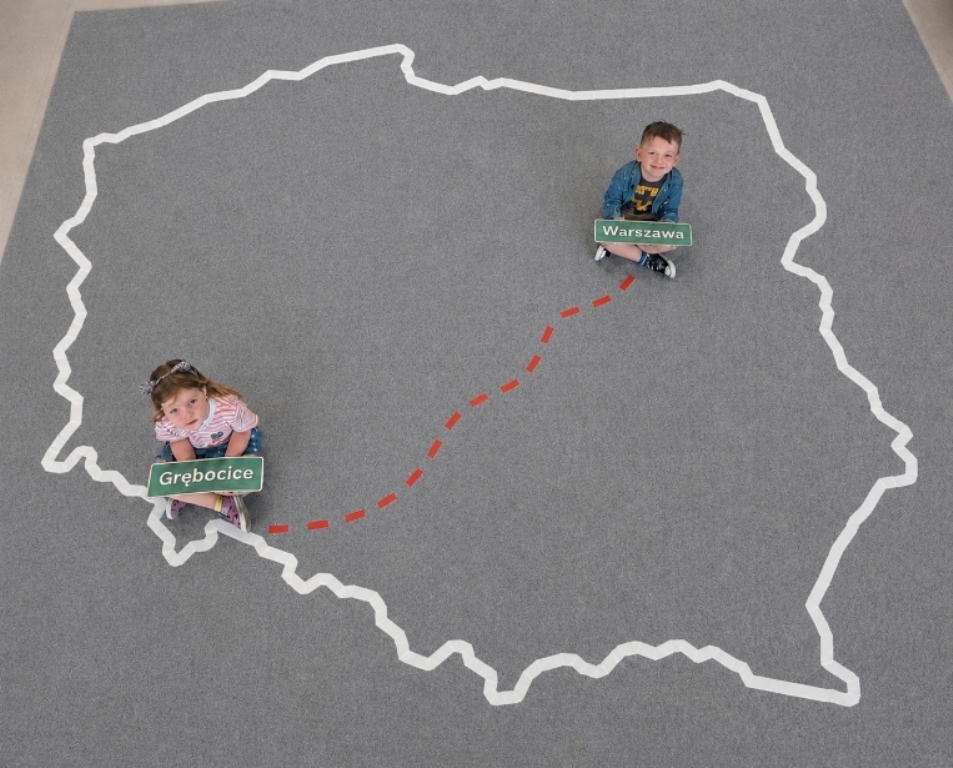 Dzieci siedzą na wyklejonej wielkiej Polsce