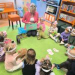 Dzieci słuchają opowiadania