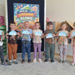 Dzieci z pracą plastyczną- meduzy