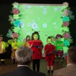 dzieci tańczą i mówią wiersze