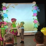 dzieci tańczą i mówią wiersze