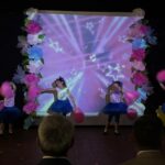 dzieci tańczą i mówią wiersze