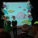 dzieci tańczą i mówią wiersze