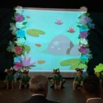 dzieci tańczą i mówią wiersze