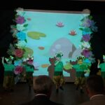 dzieci tańczą i mówią wiersze