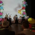 dzieci tańczą i mówią wiersze