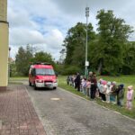 dzieci poznają pracę strażaka