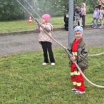 dzieci poznają pracę strażaka