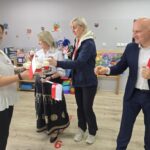 Pani-Ewa-czestuje-gosci-deserkami
