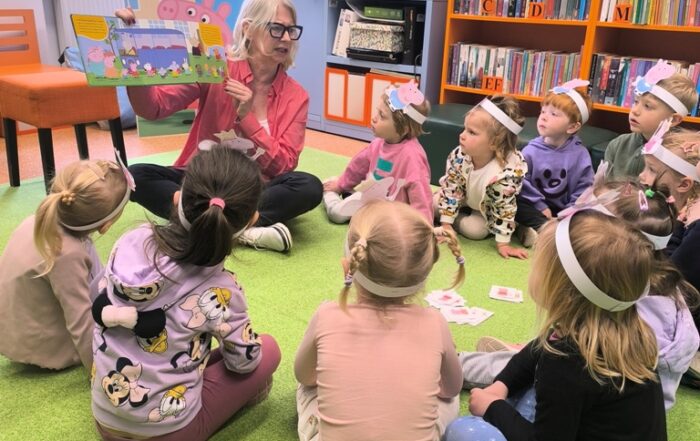 Pani czyta dzieciom książkę