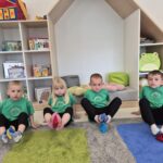 Przedszkolaki wykonują ćwiczenia z wykorzystaniem woreczków