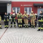 Strażacy przed remizą