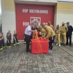 Strazacy-rozpakowuja-prezent