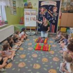 Tulipanki ćwiczą z bum, bum rurkami