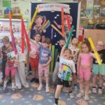 Tulipanki ćwiczą z bum, bum rurkami
