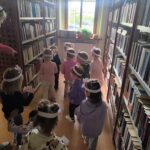 Żuczki biegają po całej bibliotece