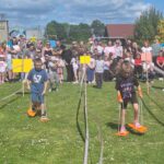 dzieci biorą udział w konkurencjach sportowych