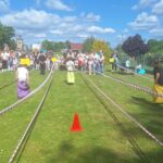 dzieci biorą udział w konkurencjach sportowych