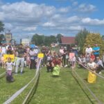 dzieci biorą udział w konkurencjach sportowych