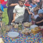 dzieci i rodzice na pikniku