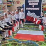 dzieci-z-oddzialu-stokrotki-z-flagami