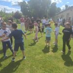 dzieci biorą udział w konkurencjach sportowych