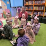 grupowe zdjęcie z minkami