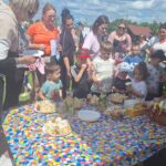 dzieci i rodzice na pikniku