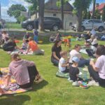 dzieci i rodzice na pikniku