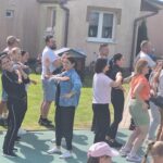 dzieci biorą z rodzicami udział w konkurencjach
