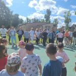 dzieci biorą z rodzicami udział w konkurencjach