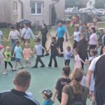 dzieci biorą z rodzicami udział w konkurencjach
