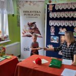 dzieci wypożyczają książki