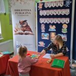 dzieci wypożyczają książki