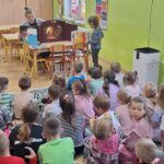 dzieci słuchają opowiadania