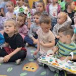 dzieci oglądają książki