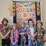 Chłopcy prezentują stroje hawajskie